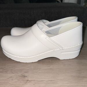 New ! Dansko White Classic Clogs Size 38 Nurse